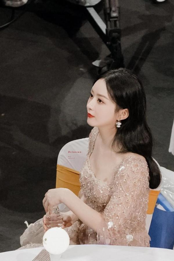 晚會臺下的趙麗穎 專心看節目的穎寶好美