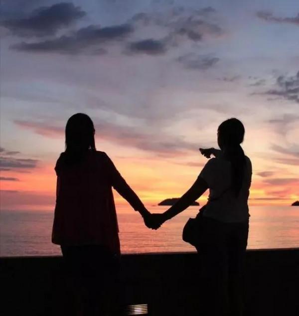 女孩2歲被送人，夢裡有個姐姐，家人團聚，她說：我只想見姐姐