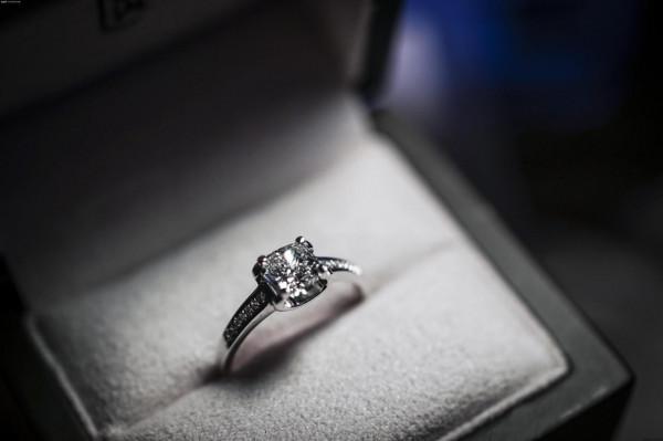 河南人,擊碎了鑽石“很值錢”的謊言 河南人,擊碎了鑽石“很值錢”的謊言