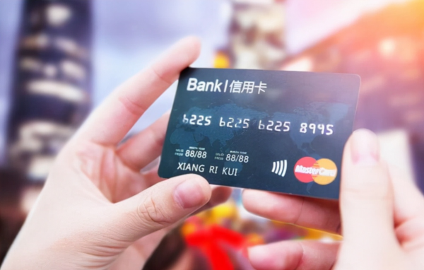 銀行的人天天追著儲戶辦信用卡，還送禮物，為什麼呢？