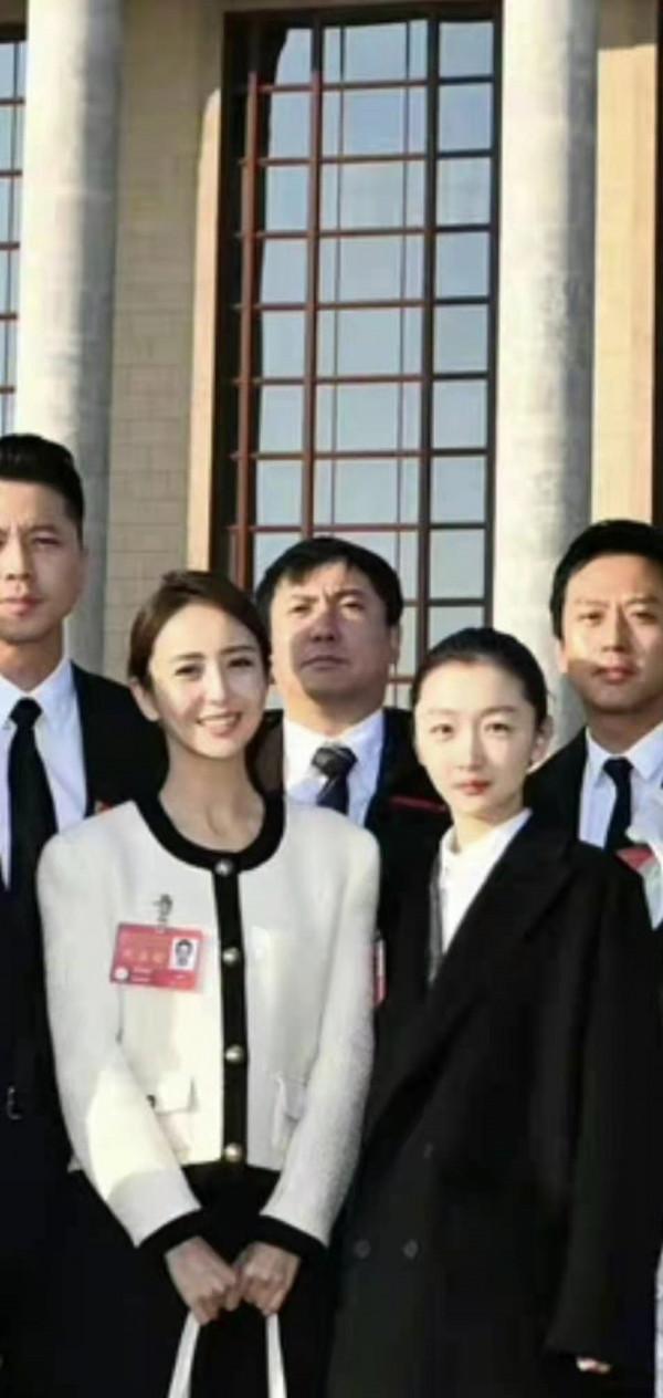 眾多演員齊聚人民大會堂前合照，沈叔叔不說話站在那就好好笑