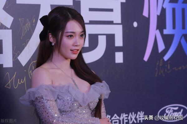 符雅凝亮相活動，身穿藍色一字肩長裙公主造型太美了