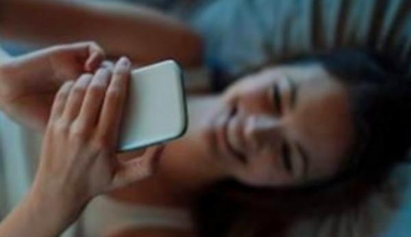 孕期喜歡熬夜玩手機，寶寶出生後容易出現兩個問題，孕媽不容忽視