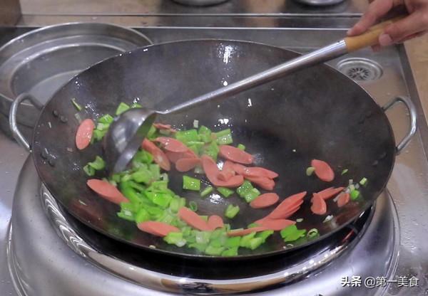 廚師長用青椒雞蛋炒出新花樣,鹹香可口,色澤誘人,無技巧零難度 廚師長用青椒雞蛋炒出新花樣,鹹香可口,色澤誘人,無技巧零難度