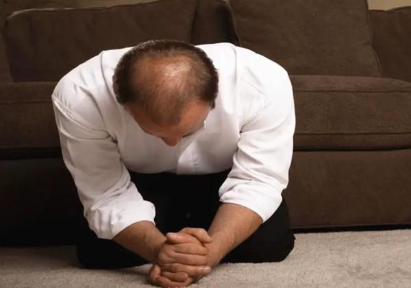 70歲老父親好心救人被騙1萬，10年後，陌生人開豪車上門送我100萬