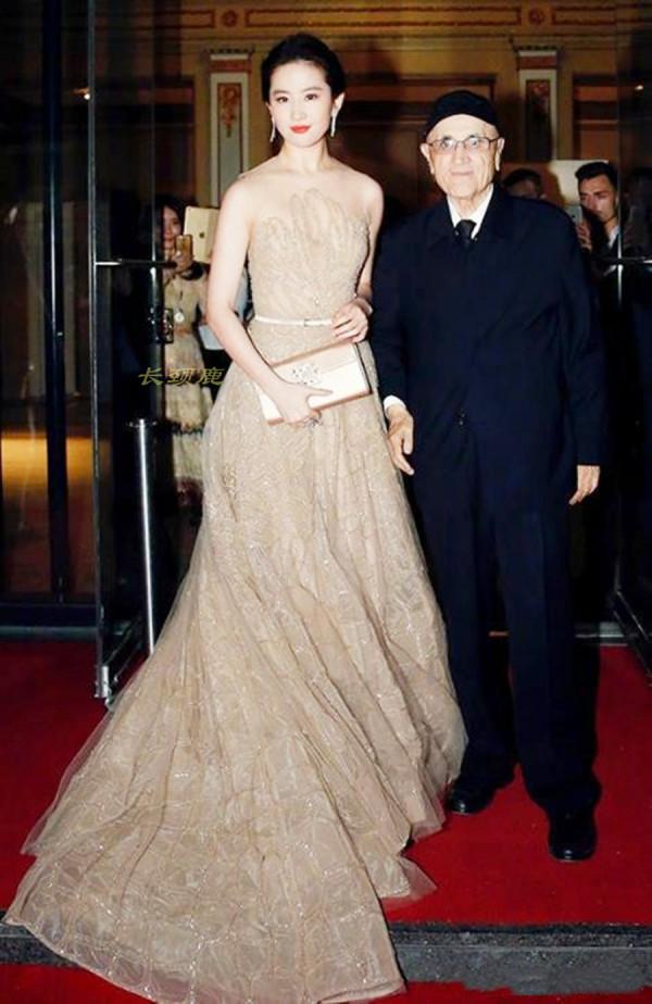 為什麼女明星走紅毯那麼拼？因為連紅毯都內捲了，真是不拼不行啊