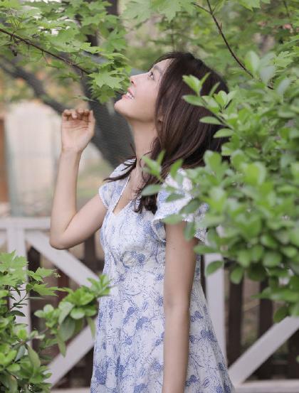 秦嵐簡約系穿搭，完美展現春天的氣息，逆生長的她太美了