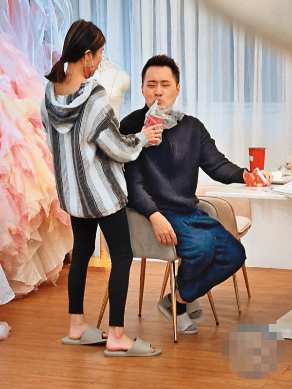 37歲男星餘祥銓好事將近，與女友十指緊扣挑婚紗，兩人十分甜蜜