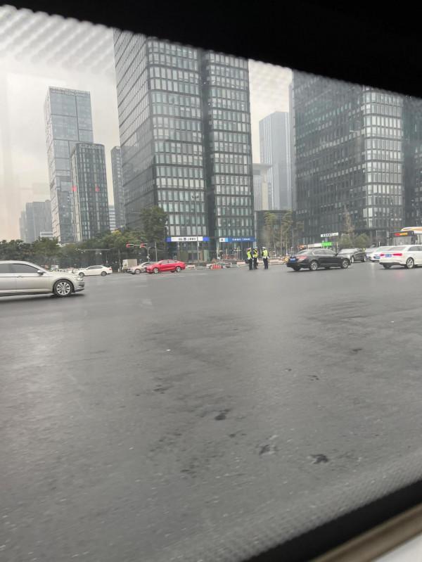 天府大道好多交警