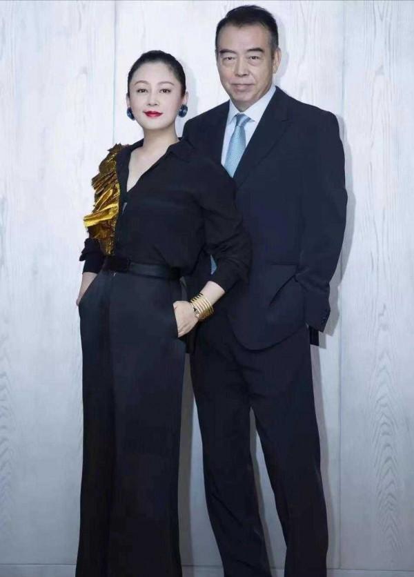 陳紅這回造型太成功，穿襯衫配闊腿褲真高階，單靠氣質就贏了