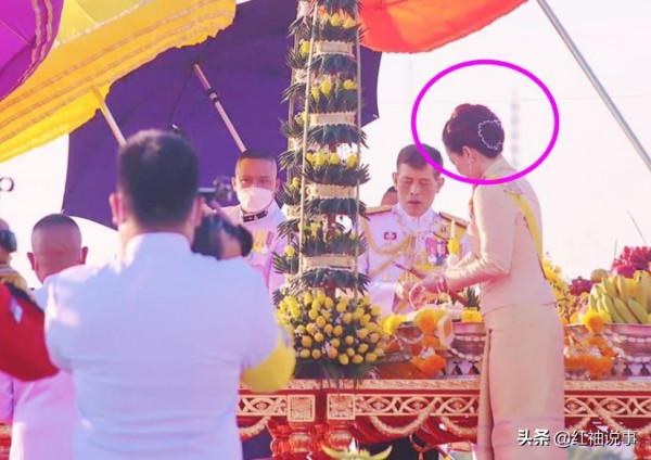 蘇提達令泰王目不轉睛，滿天星髮飾又美又仙，比頭戴王冠都驚豔
