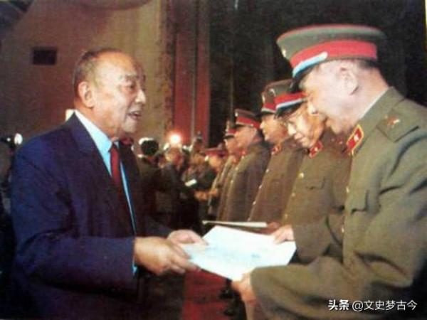 1988年實行新軍銜制，濟南軍區正、副司令員，授予什麼軍銜？