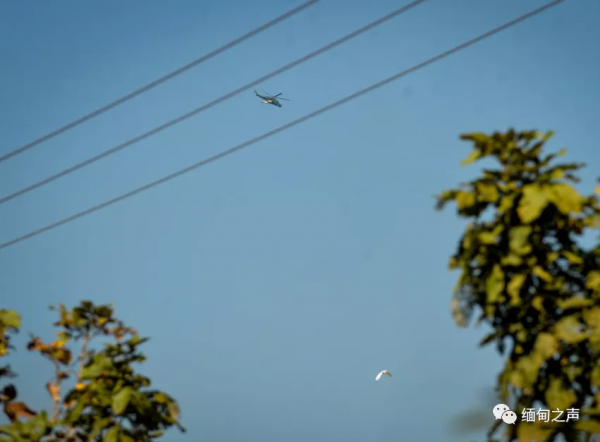 到處都在打仗！房子被炸！緬甸難民坐在地上，雙手合十為緬甸祈福