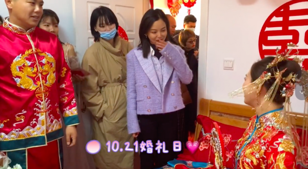 辛芷蕾回老家參加親弟婚禮，打扮低調顏值突出，和新娘熱聊感情好