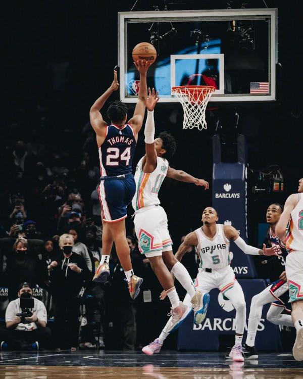 逗妹吐槽：克萊：庫裡你看看，我剛復出就能扣！庫裡：羨慕