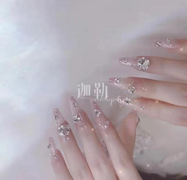 冬季女神款美甲,立體鑽球,帶上你的小姐妹一期約起來吧 冬季女神款美甲,立體鑽球,帶上你的小姐妹一期約起來吧