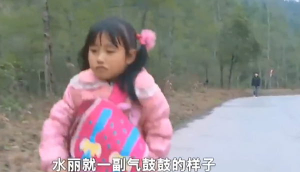 變形計暴躁農村女孩：被親媽拋棄，被城市哥哥當親妹妹，寵成公主