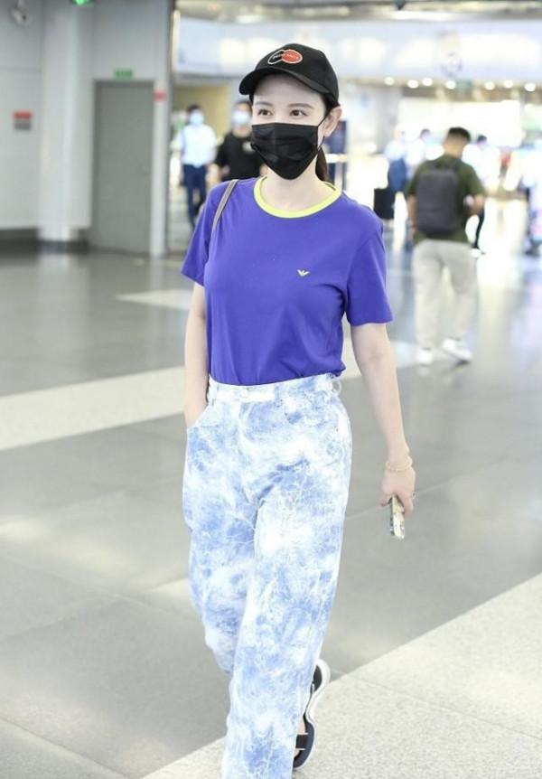 張萌穿衣挺隨性的,素色T恤配熒光邊,白皙肌膚被襯得清清楚楚 張萌穿衣挺隨性的,素色T恤配熒光邊,白皙肌膚被襯得清清楚楚