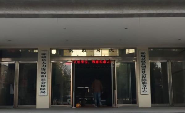 退伍老兵被頂替23年:冒名者在鎮政府上班,讓其花10萬把工作買回去 退伍老兵被頂替23年:冒名者在鎮政府上班,讓其花10萬把工作買回去