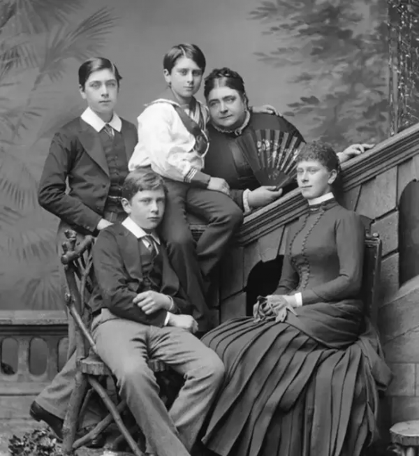 她未婚先寡，嫁給小叔子，從排擠到逆風翻盤，成為珠寶最多的女人