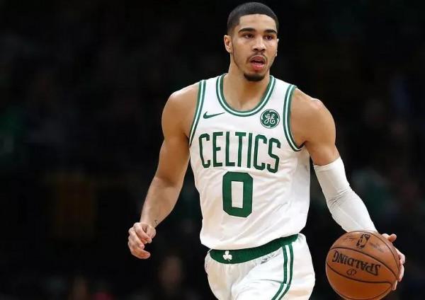 聖誕大戰紅黑榜，威少打鐵衝上熱搜，庫裡33分助勇士重返聯盟第一