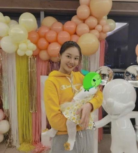 鄭愷一家罕見同框!女兒小酸奶全身照首次曝光,走路不穩萌態足 鄭愷一家罕見同框!女兒小酸奶全身照首次曝光,走路不穩萌態足