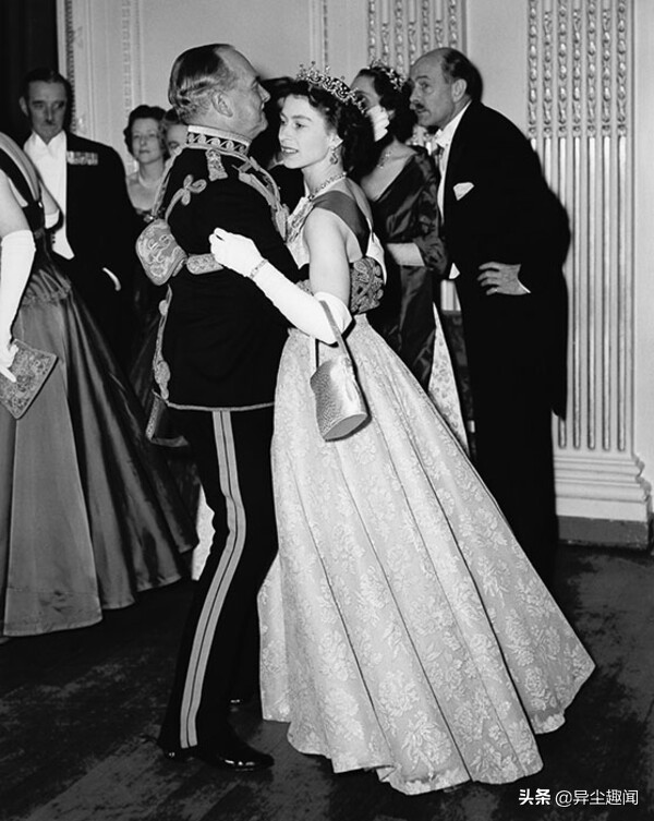 24張歐洲王室成員翩翩起舞的照片