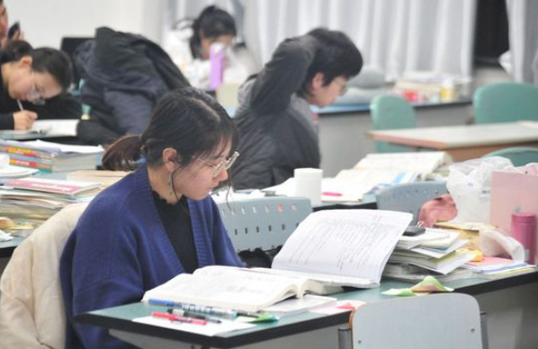 沒錢沒父母幫忙的二本生，卻被全社會嘲笑？普通二本生將何去何從