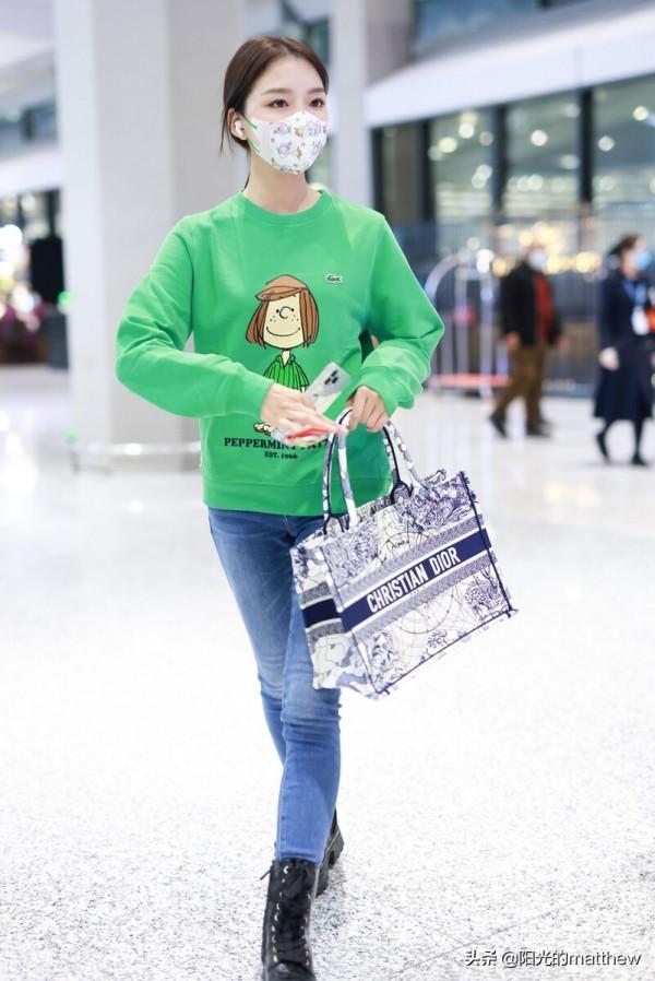 任敏身穿綠色卡通衛衣搭鉛筆牛仔褲,口罩搶眼是小可愛沒錯了 任敏身穿綠色卡通衛衣搭鉛筆牛仔褲,口罩搶眼是小可愛沒錯了