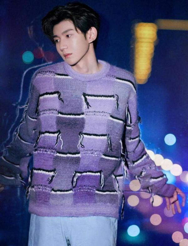 王源留“背頭”帥出新高度，穿條紋衫演繹清爽少年，顏值太絕