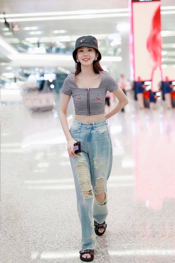 鄭合惠子這樣穿真養眼，吊帶衫+格子褲文藝隨和，還打造出好身材