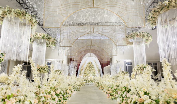 69歲英國億萬富豪，娶33歲中國外賣員後連生3娃，離世後財產平分