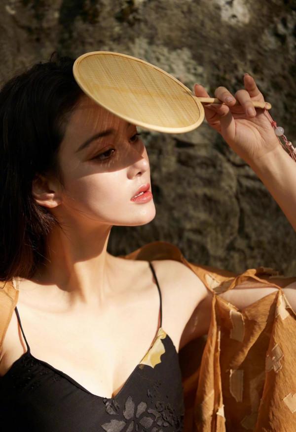 張馨予久違迴歸長髮造型！明豔嬌貴迷人無比，比短髮美貌更升一級