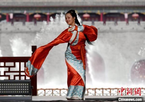 驚豔!穿漢服的小姐姐、小哥哥真是太養眼了 驚豔!穿漢服的小姐姐、小哥哥真是太養眼了