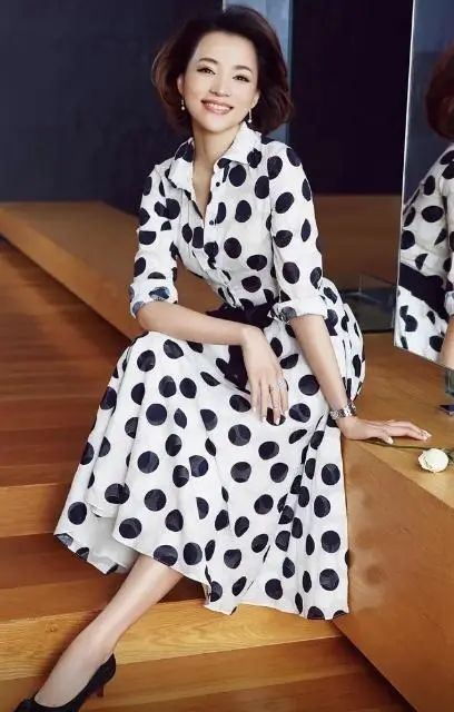 董卿真是優雅到骨子裡!穿風衣扎丸子頭走機場,46歲無懼素顏上陣 董卿真是優雅到骨子裡!穿風衣扎丸子頭走機場,46歲無懼素顏上陣