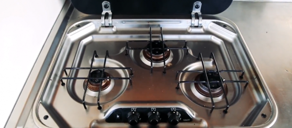 男子花百萬將家搬到水面上 12㎡漂浮小屋每月管理費至少三千