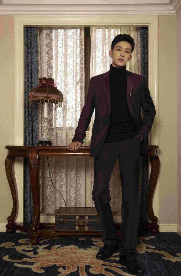 青年演員李沛恩亮相第八屆文榮獎頒獎典禮 西裝造型帥氣吸睛