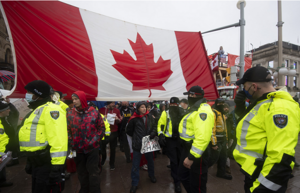 美麗風景線現身北美，加拿大警察暴力清場，拜登布林肯默不作聲