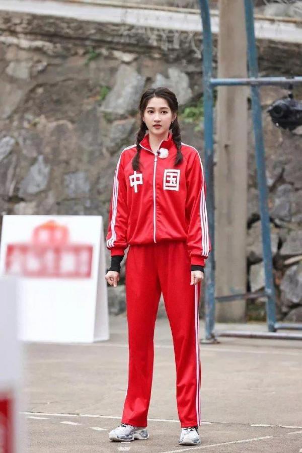 關曉彤參加綜藝復古風打扮，感覺比走紅毯還好看