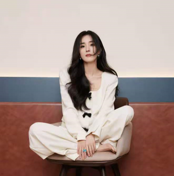 楊冪真厲害,35歲穿運動套裝配毛線帽像個大學生,果真是逆生長 楊冪真厲害,35歲穿運動套裝配毛線帽像個大學生,果真是逆生長