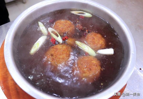 紅燒獅子頭的正確做法，調肉餡是關鍵，軟爛入味，一盤都不夠吃