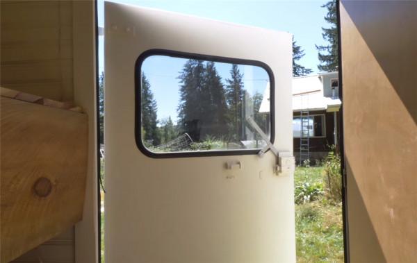 一家四口低價買2001年廢舊大巴，將22㎡空間變成蝸居，生活太幸福