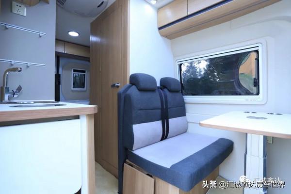 ​大通4人版柴油自動擋房車！簡潔佈局，還設多種實用設計
