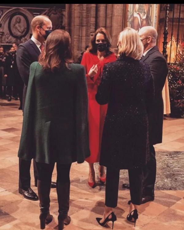 凱特王妃主持聖誕頌歌,獲婆家孃家鼎力支援,讓不和謠言隨風破 凱特王妃主持聖誕頌歌,獲婆家孃家鼎力支援,讓不和謠言隨風破