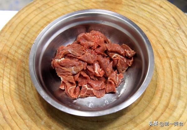 水煮牛肉要不要先醃製，廚師長告訴你正確做法，香辣鮮嫩又下飯