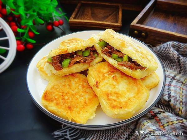天冷,我家常做這個吃,疊一疊,烙一烙,外酥裡軟層層香 天冷,我家常做這個吃,疊一疊,烙一烙,外酥裡軟層層香