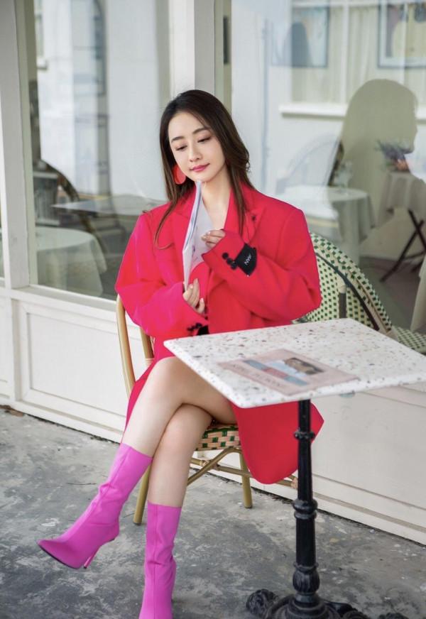 陳德容太會“扮嫩”，穿玫紅色西裝配芭比粉長靴出鏡，說她47誰信