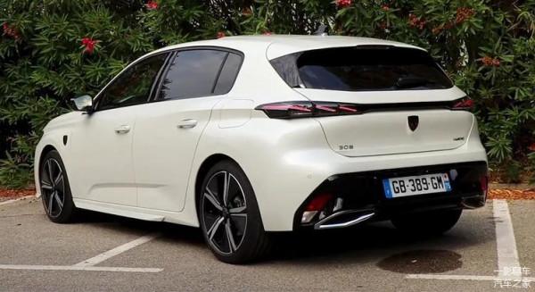 “車標”屬實搶眼！全新標緻308兩廂版海外街拍，是三缸發動機