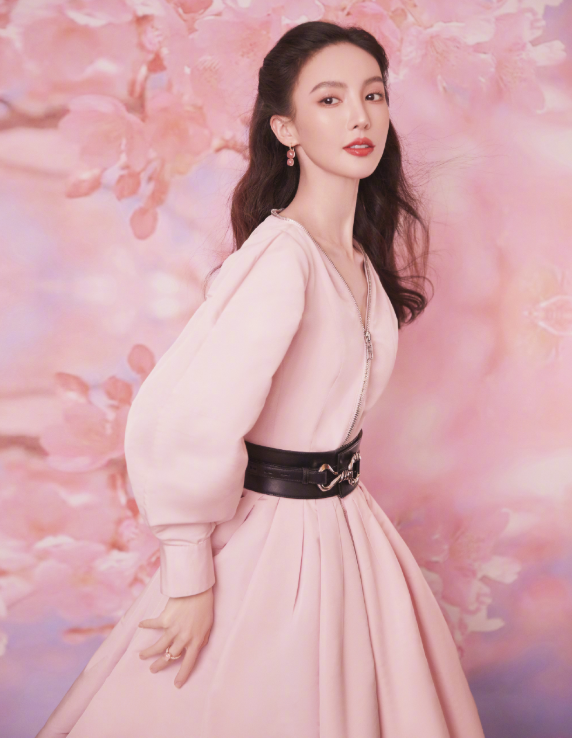 元宵晚會最驚豔女星：萬茜金絲絨，金晨粉嫩，林允穿著剪紙出來了