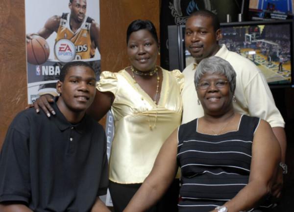 官宣！簽約正式達成，籃網計劃曝光，KD突遭噩耗，保羅榮獲大獎